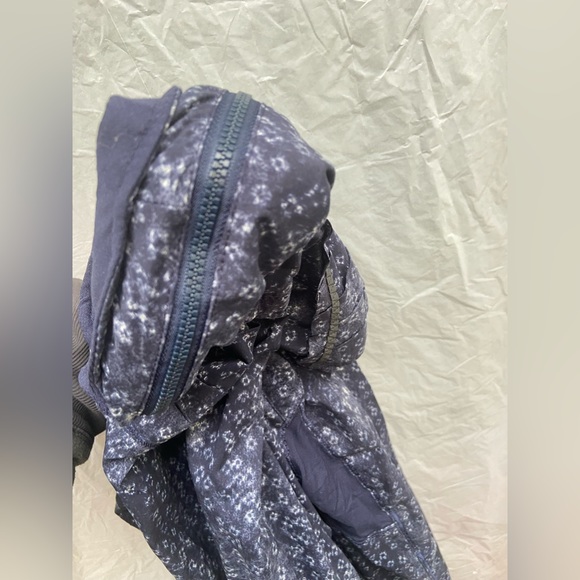 Lululemon size 6 zip up hooded jacket blue/white in excellent condition - Picture 12 of 14